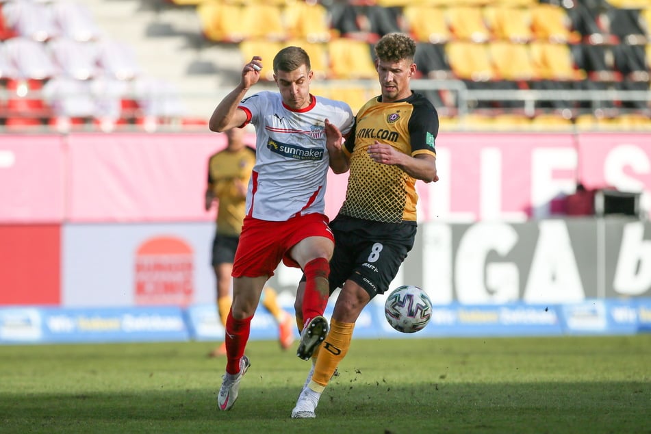Maurice Hehne (32, l.) im Zweikampf mit Dresdens Heinz Mörschel.