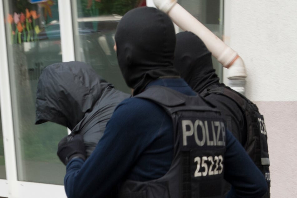 Nach einer Razzia im Berliner Clan-Milieu führen Polizeibeamte einen Verdächtigen ab. (Symbolfoto)