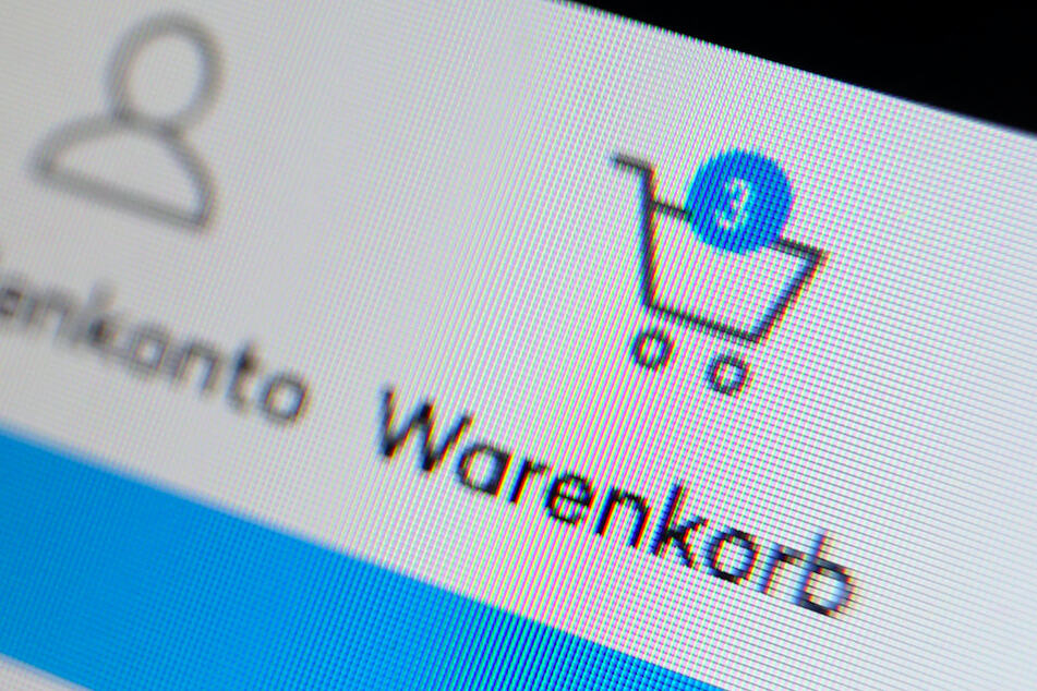 Das Symbol eines Warenkorbes steht auf der Webseite eines Internethändlers. In Bayern kauft man besonders gerne online ein. (Symbolbild)