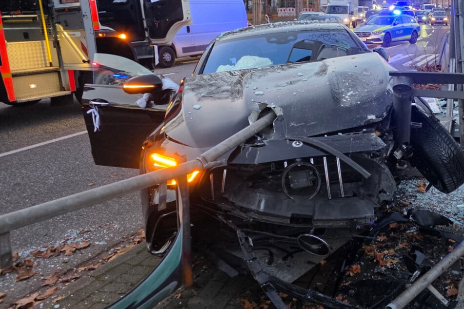 600-PS-Mercedes kracht in Bushaltestelle und wird völlig zerstört