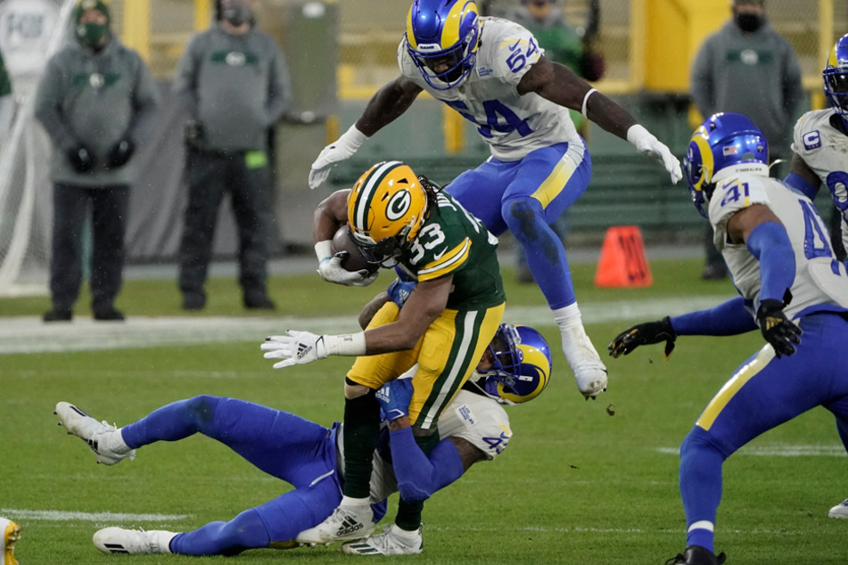Der Deutsch-Amerikaner Equanimeous St. Brown (M.) von den Green Bay Packers wird von der Rams-Defense gestoppt.