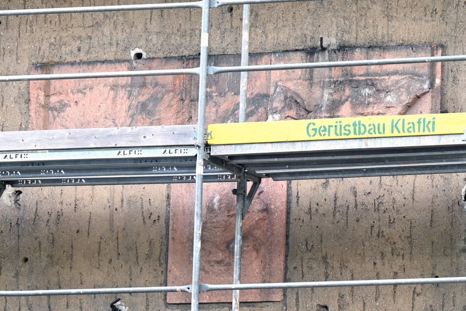 Heute sind nur noch Fragmente des ehemaligen Reichsadlers übrig.
