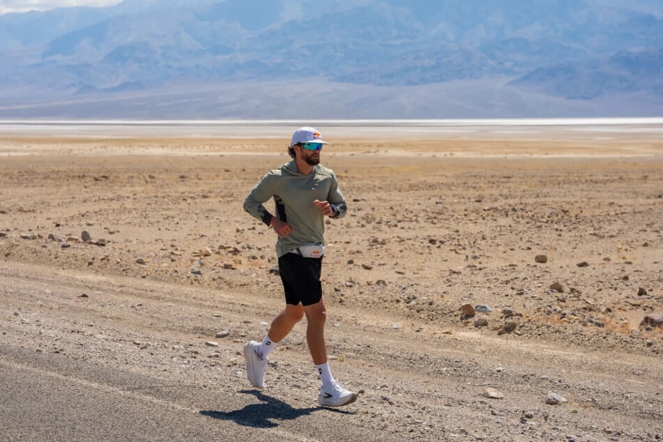 Teile seines 600-Kilometer-Laufs absolvierte Arda Saatçi (28) in einem Decathlon-Shirt.