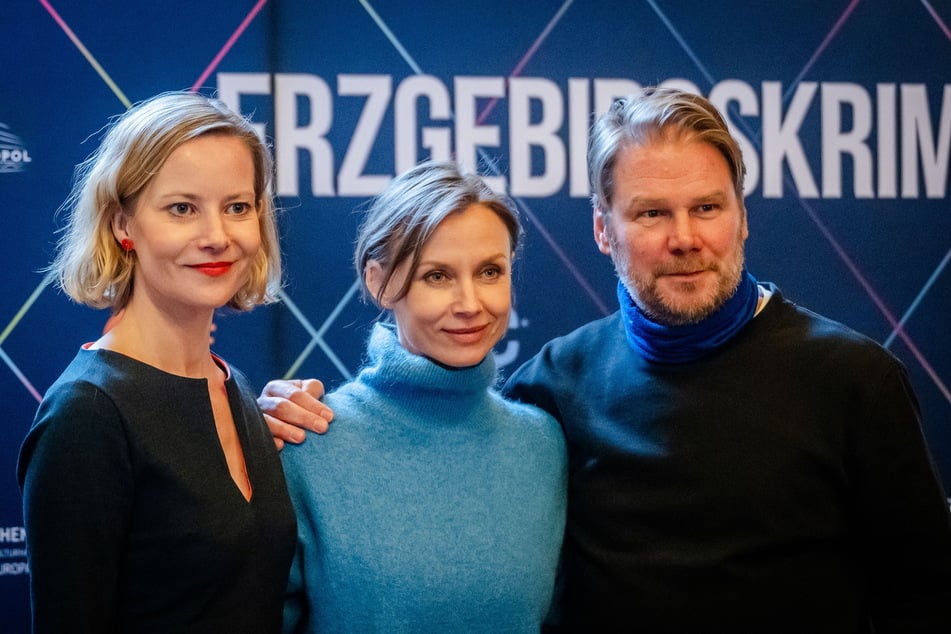 Der "Erzgebirgskrimi: Über die Grenze" ist für den Jupiter Award nominiert und auch Hauptdarstellerin Teresa Weißbach (44, l., mit Masha Tokareva alias Pathologin Kulikova) und ihr Kollege Kai Scheve (59) freuen sich über eine Nominierung.