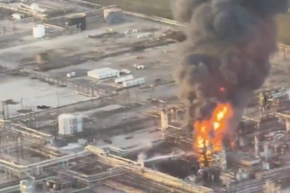 Riesige Rauchwolke nach Explosion in Öl-Raffinerie