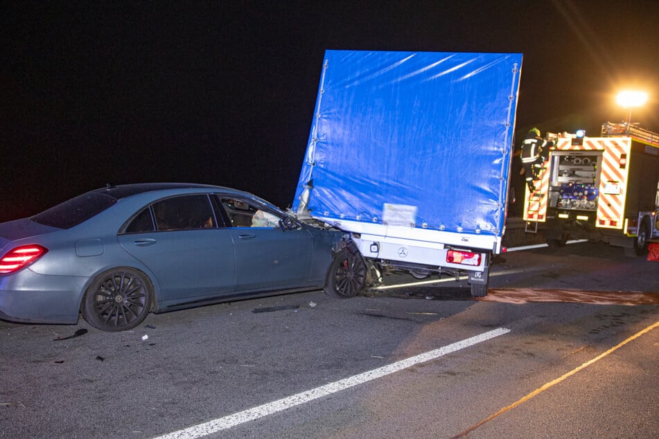 Der Mercedes war dem Transporter hinten reingekracht.