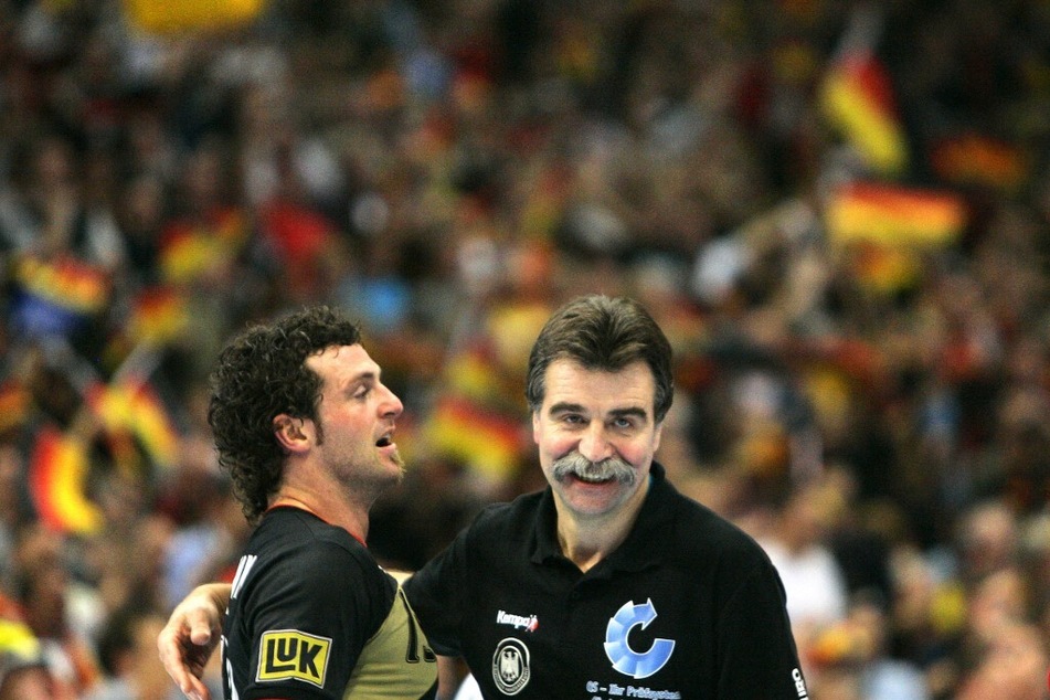 2007 war Heiner Brand (r.) Bundestrainer und Florian Kehrmann (heute 46, l.) Rechtsaußen im DHB-Team. Zusammen holten sie den Titel im eigenen Land.
