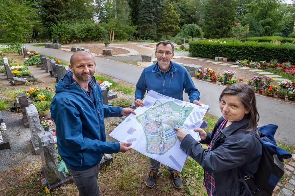 Betriebshofleiter Holger Lötsch (46, l.), Bauherren-Vertreter Frank Seidel (53) und Landschaftsarchitektin Franziska Nestler mit dem Plan der neu gestalteten Urnen-Grabanlage.