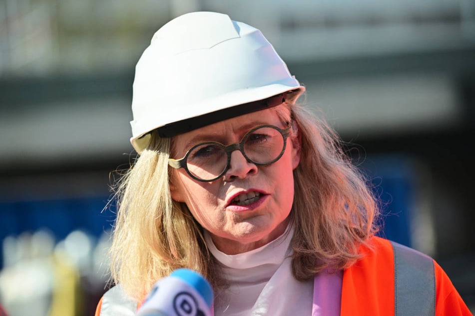 Verkehrssenatorin Ute Bonde (58, CDU) hat die Dringlichkeit beim Brückenbau betont