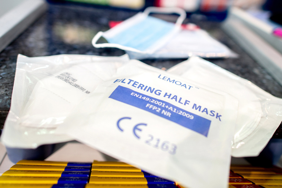 Verpackte FFP2-Masken liegen in einer Apotheke auf dem Verkaufstresen.