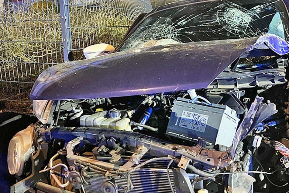 Trümmerfeld nach Ampel-Crash: 55-Jähriger und Beifahrerin schwer verletzt