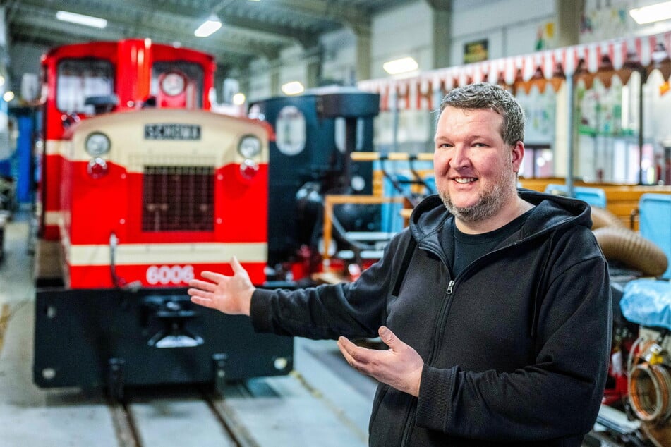 Tim Zolkos (47) - hier an der kleinen Diesellok 6006 - ist künftig alleiniger Geschäftsführer der Parkeisenbahn.