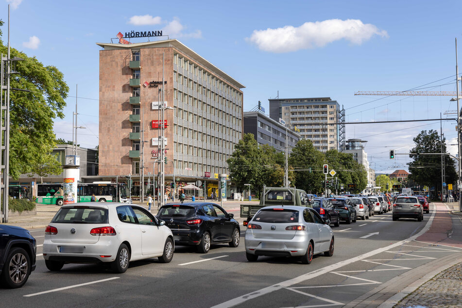 An der Brückenstraße stauen sich die Autos regelmäßig auf den Gleisen. Eine Verkehrslenkung mittels Kameradetektoren ist trotzdem nicht vorgesehen.