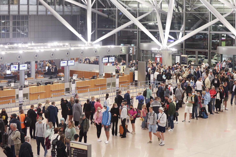 Vor der Sicherheitskontrolle an Terminal 1 bildete sich am Morgen eine lange Schlange.