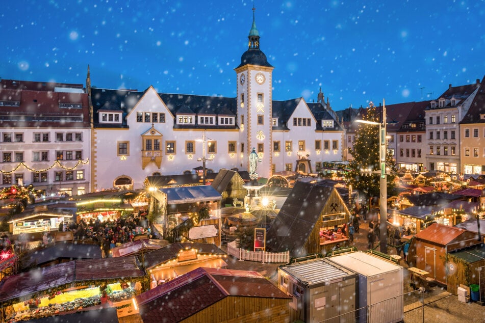 Der Freiberger Weihnachtsmarkt erstrahlt in frischem Glanz! Ein Must-see ist hier die traditionelle Bergparade im Fackelschein.