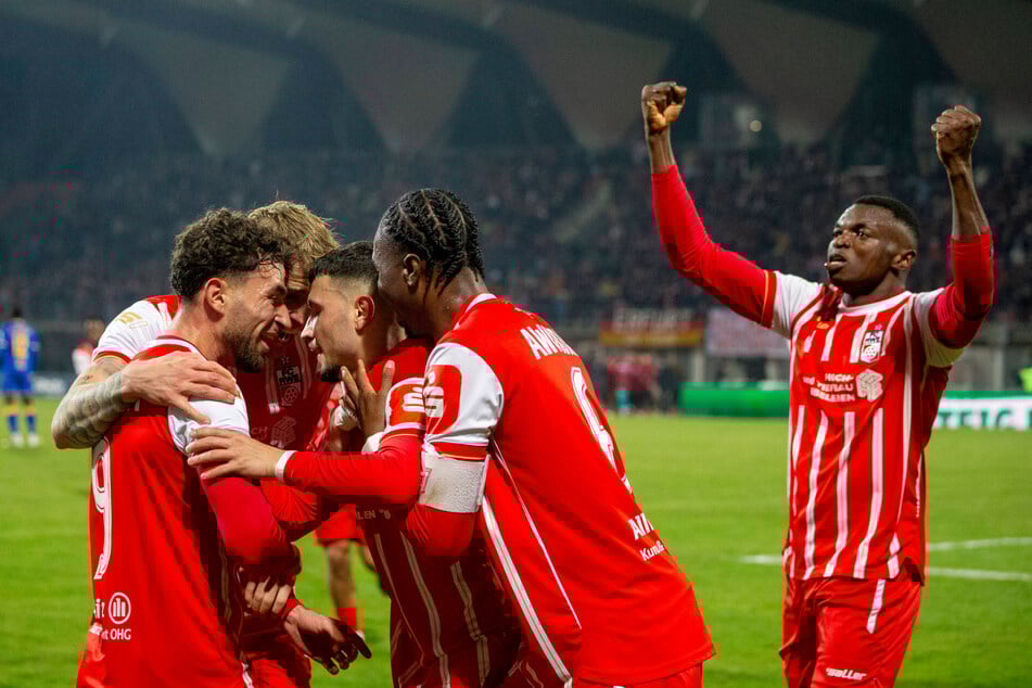 Jubel, Trubel, Rot Weiß. Die Erfurter freuen sich über einen Treffer. Obed Chidindu Ugondu (rechts) erzielte das 2. RWE-Tor.