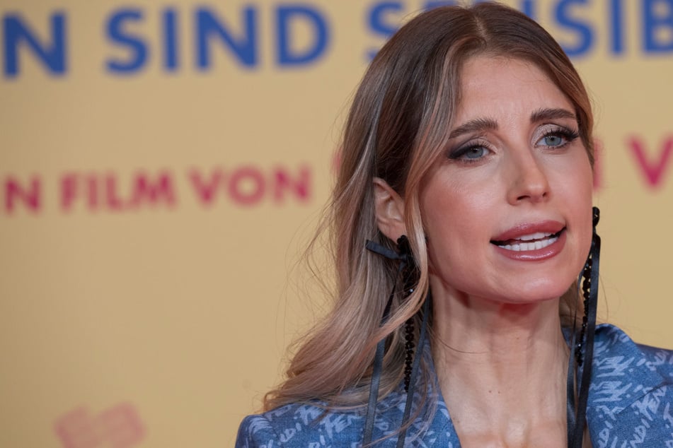 Cathy Hummels: Schürfwunden und blutige Beine: Cathy Hummels berichtet von ihrem Unfall