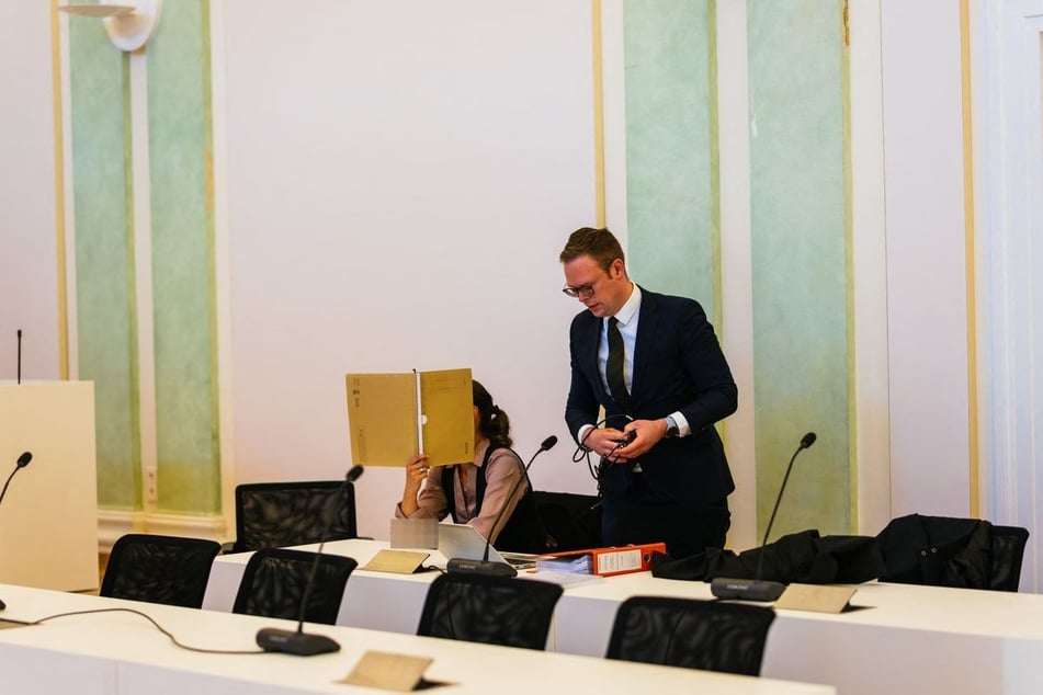 Die Ehefrau des Bestatters (l.) unterstützte ihren Mann bei den Taten und machte sich dadurch ebenfalls strafbar.