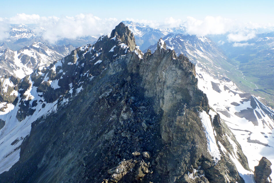 Nachdem sich Gesteinsmassen gelöst und bergab gerutscht sind, blieb der Berg deutlich schmaler zurück.