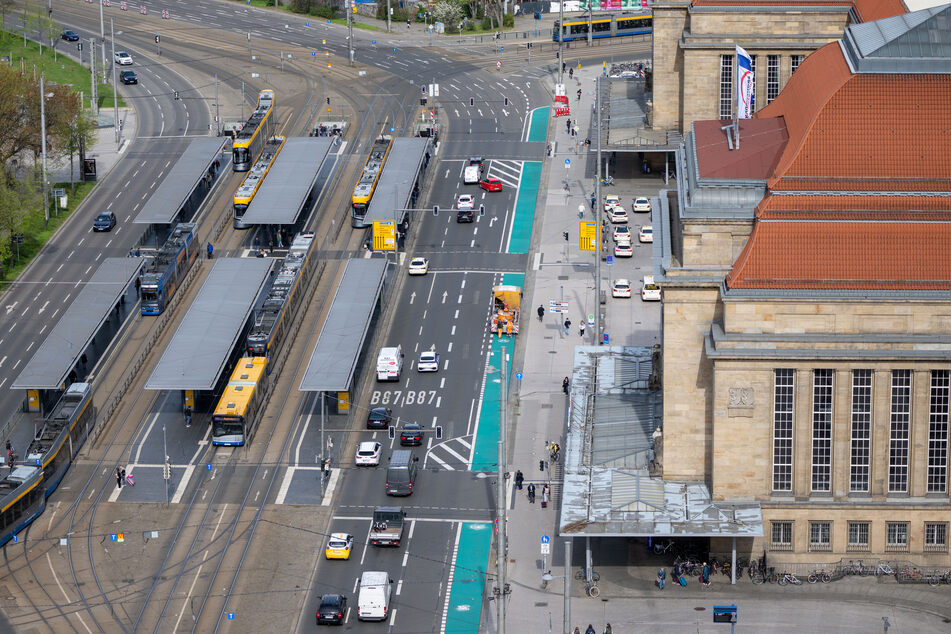 Bei einem Unfall am Dienstag an der Westseite des Leipziger Hauptbahnhofs wurde ein Fußgänger (43) schwer verletzt. (Archivbild)