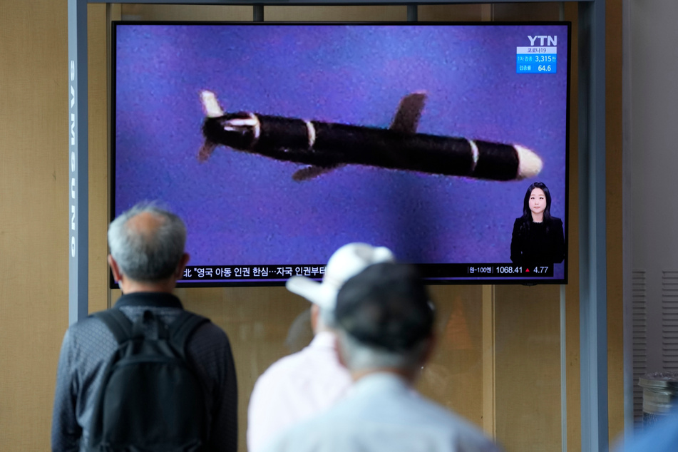 Seoul: Menschen schauen auf einen Fernsehbildschirm, der Nordkoreas neu entwickelte Langstrecken-Marschflugkörper zeigt.