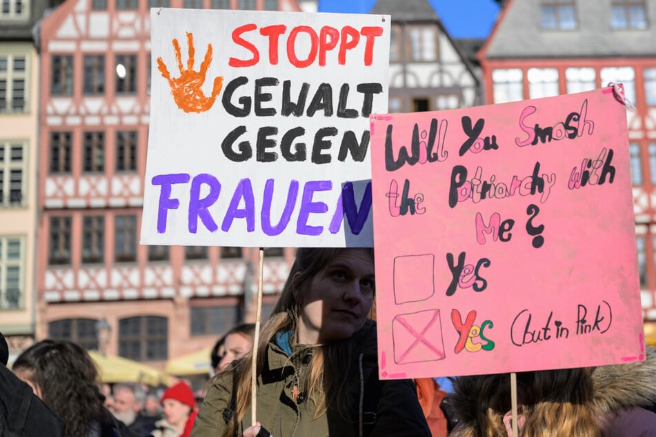 In Frankfurt sind Tausende auf die Straße gegangen.