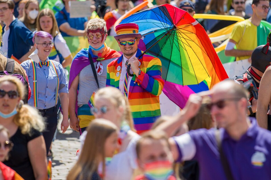 Bunt kostümiert und mit Regenbogenfahnen trafen sich Hunderte Teilnehmer Ende Juni zum Christopher Street Day in Mecklenburg-Vorpommern. Am heutigen Samstag findet eine solche Parade auch in Altenburg in Thüringen statt.