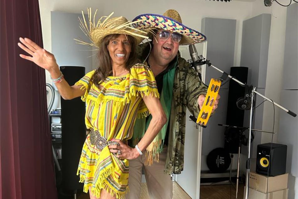 Naddel (58) und Andreas Ellermann (57) nahmen am Dienstag ihre eigene Version von Rex Gildos "Fiesta Mexicana" in einem Tonstudio in Bremen auf.