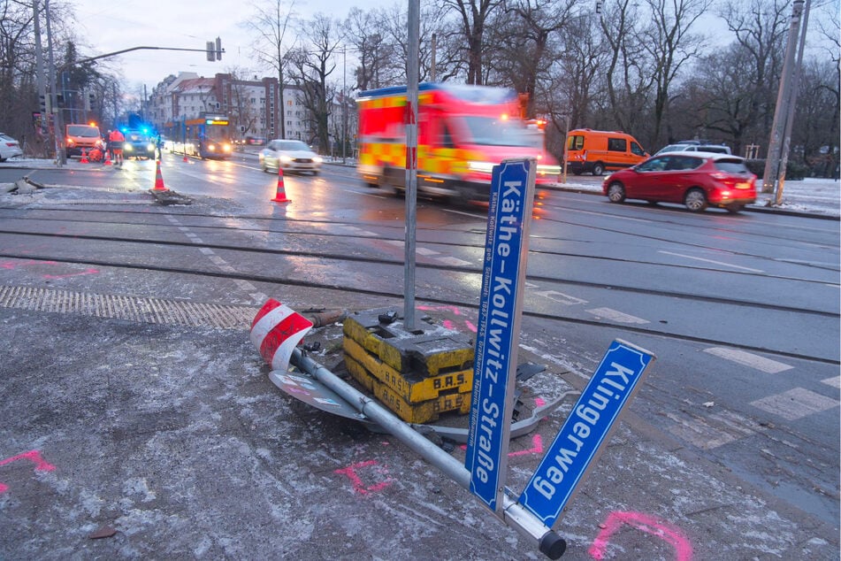 Der SUV fuhr nicht nur mehrere Verkehrszeichen um.