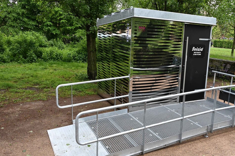 Leipzig: Plötzlich wieder da: Luxus-Klo im Lene-Voigt-Park sorgt für Aufsehen