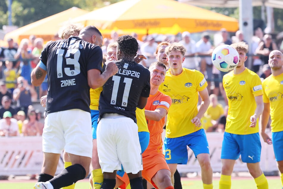 Der erlösende Treffer: Kurz vor der Halbzeit brachte Djamal Ziane den 1. FC Lokomotive Leipzig in Führung.