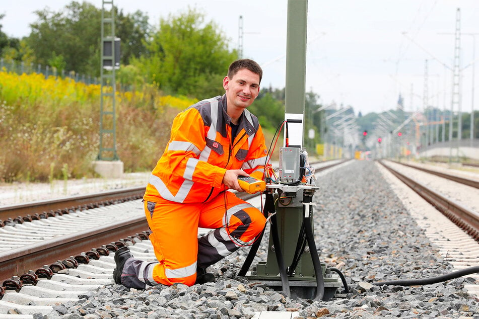 Das Team der Instandhalter (m/w/d) sorgt mit technischem Know-how noch vor der ersten Fahrt für einen sicheren Bahnverkehr.