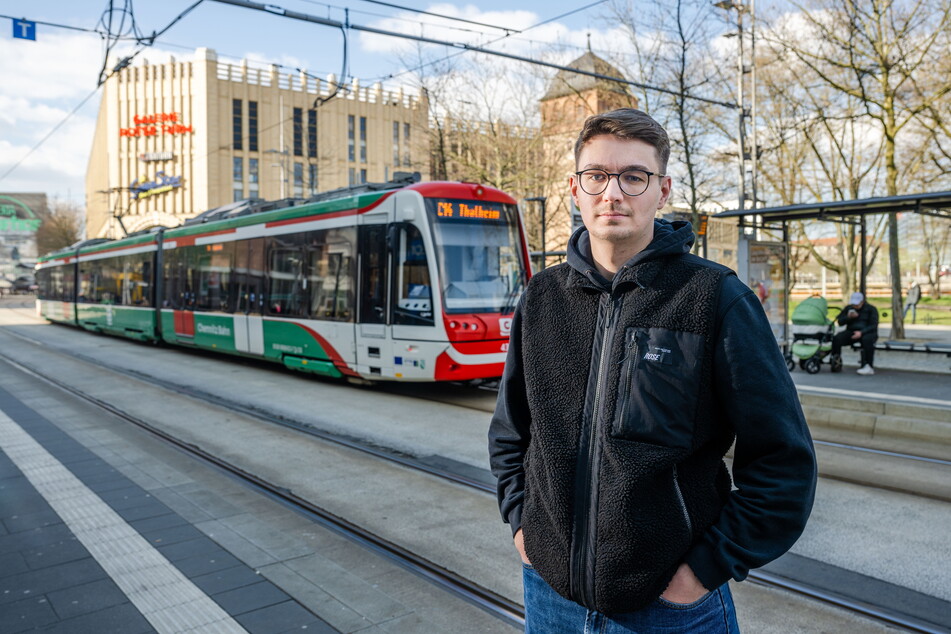 Max Lindner (22) findet die günstigen Mieten in Chemnitz gut, bemängelt jedoch den ÖPNV als nicht ausreichend.