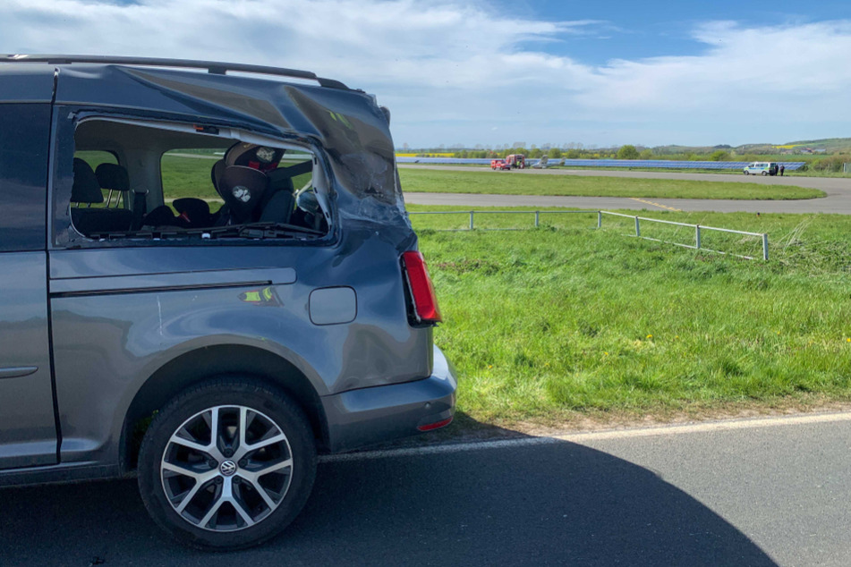In Ballenstedt kam es am Sonntag zu einem Zusammenstoß zwischen einem Kleinflugzeug und einem Auto. In dem betroffenen VW saß auch ein acht Monate altes Baby.