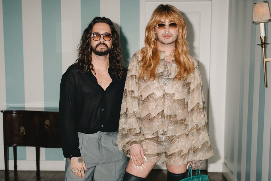 Tom (l.) und Bill Kaulitz (r., beide 37) zeigen gerne, was sie im Kleiderschrank haben.