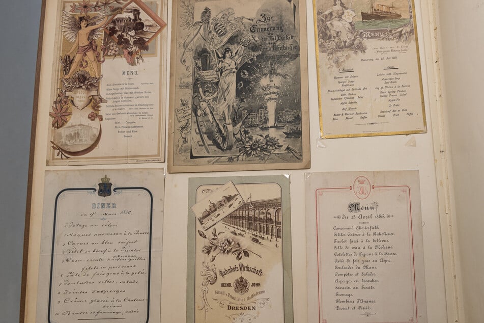 In einem Album vereint: verschiedene Menükarten aus dem späten 19. Jahrhundert.