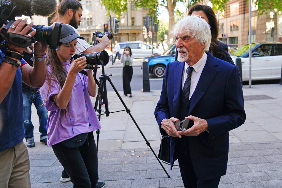 Der ehemalige Formel-1-Chef Bernie Ecclestone (90, r.) bei seiner Ankunft vor dem Westminster Magistrates' Court.