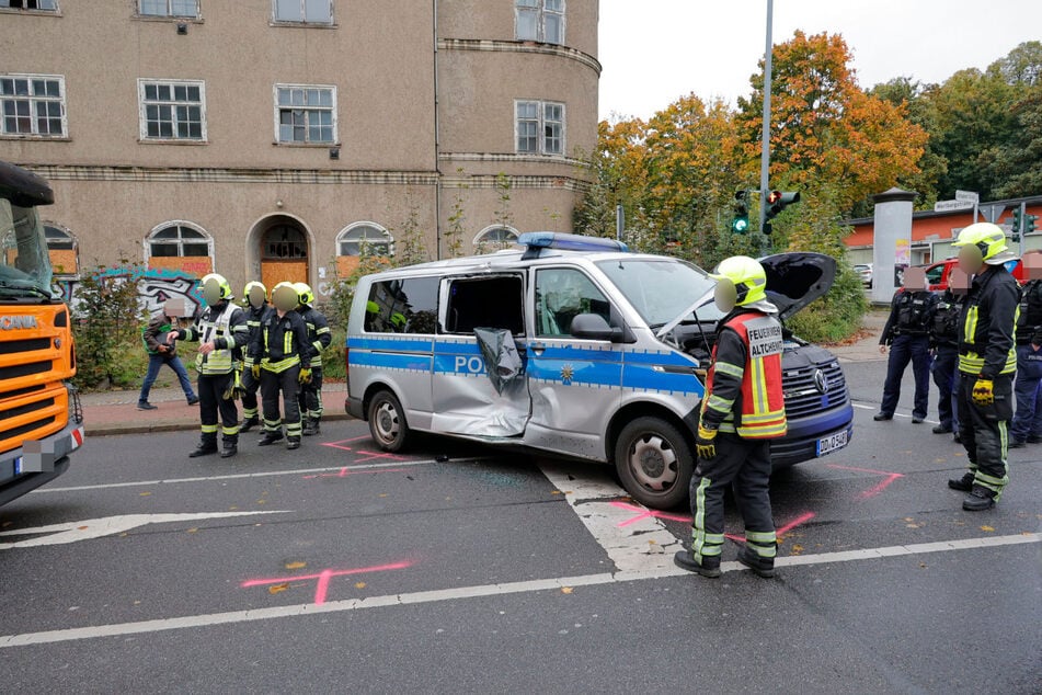 Das Einsatzfahrzeug wurde durch den Zusammenstoß völlig verbeult.