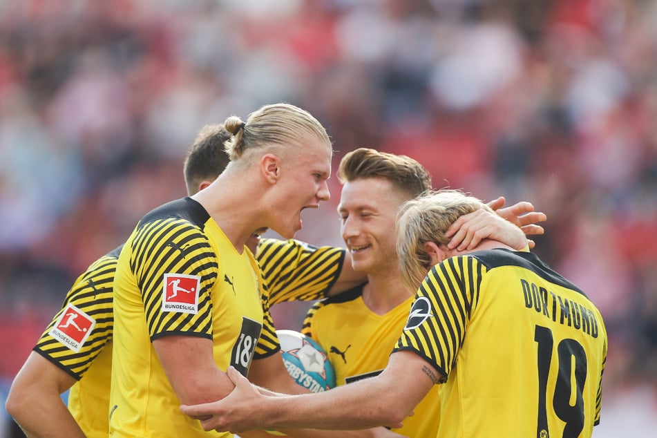 Sowohl Torjäger Erling Haaland 2.v.l. als auch Kreativspieler Marco Reus (32, 3.v..r.) fehlten Borussia Dortmund zuletzt merkbar. Fallen sie auch gegen Sporting Lissabon aus?