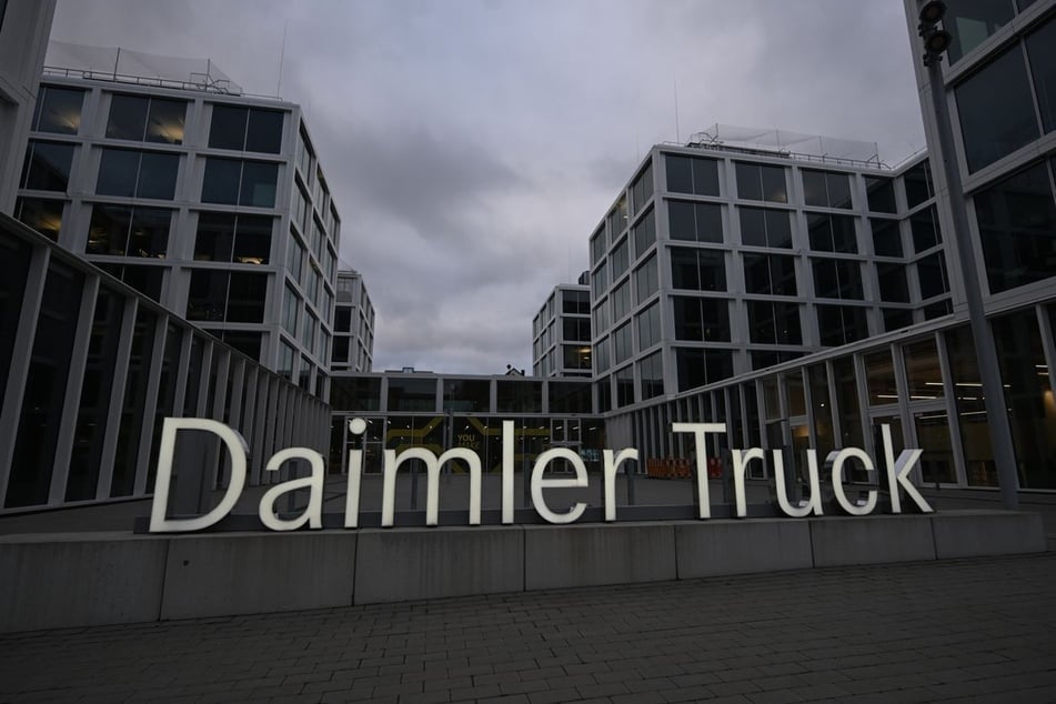 Das Landesarbeitsgericht sieht eine Benachteiligung der Führungskraft bei Daimler Truck und spricht ihr eine hohe Nachzahlung zu.