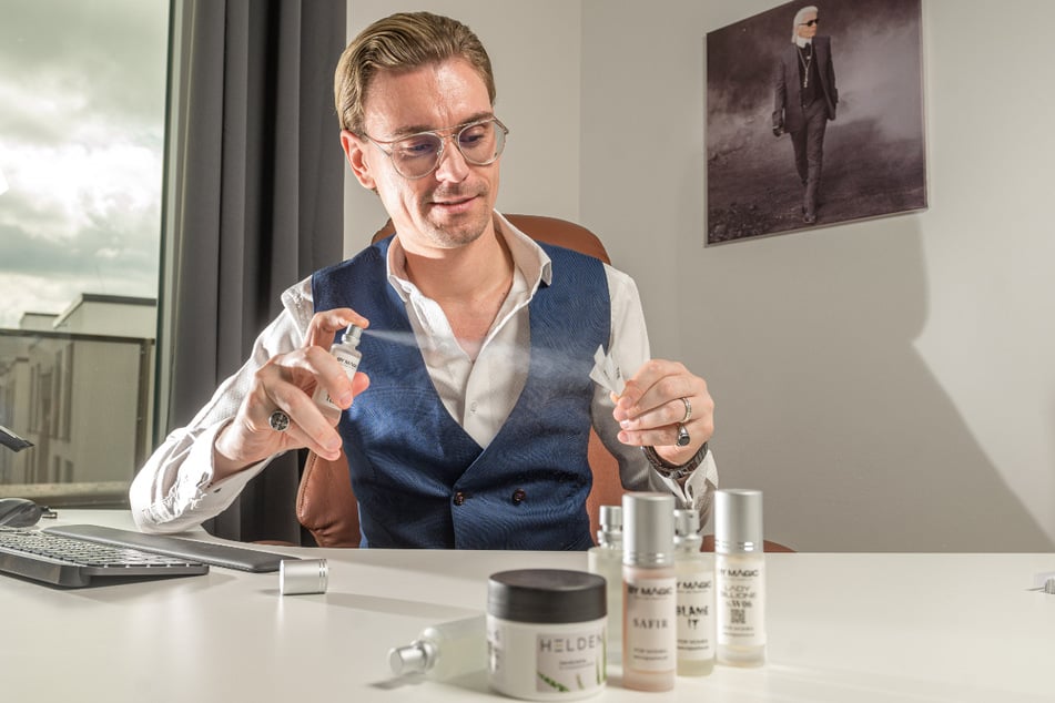 Im Arbeitszimmer testet Kenny Meedach (37) die preiswerten Zwillingsdüfte.