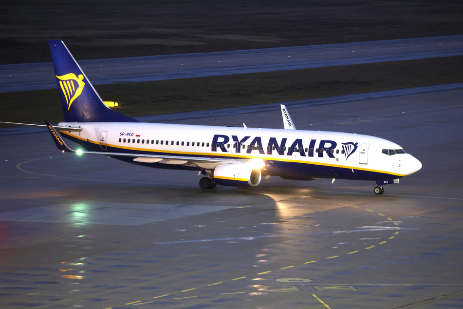 Ein Passagier von Ryanair machte schlechte Erfahrungen mit der Fluggesellschaft. Die Crew half dem Mann trotz seiner Behinderung nicht aus dem Flieger. (Archivbild)