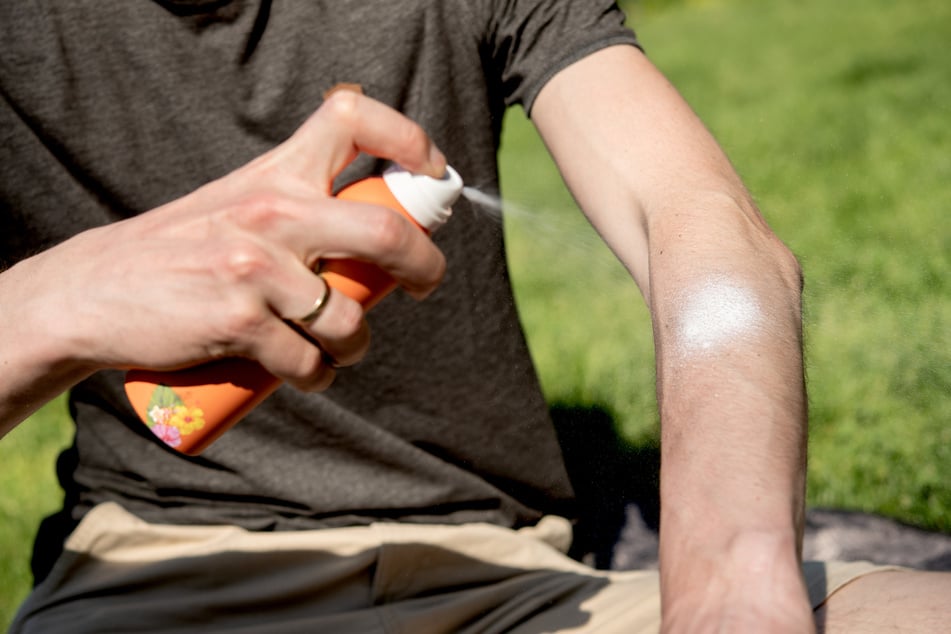 Besonders Sprays haben nicht den Ruf besonders treffsicher zu sein und nur die Haut mit Sonnencreme zu beglücken.