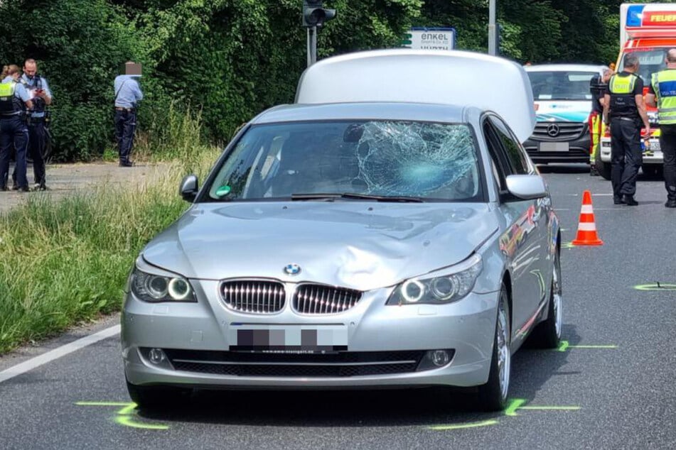 Der 20-Jährige soll mit seinem silbernen BMW eine rote Ampel überfahren haben.