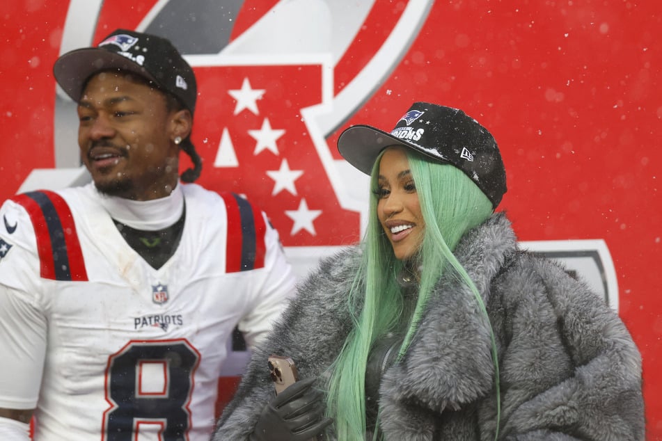 Stefon Diggs (l.) had an interesting response when asked if he planned to propose to Cardi B.