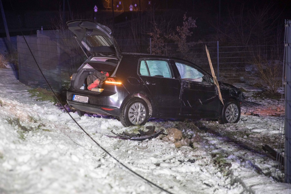 Ein VW-Fahrer baute am Freitagabend im Freiberger Stadtteil Kleinwaltersdorf einen Unfall.