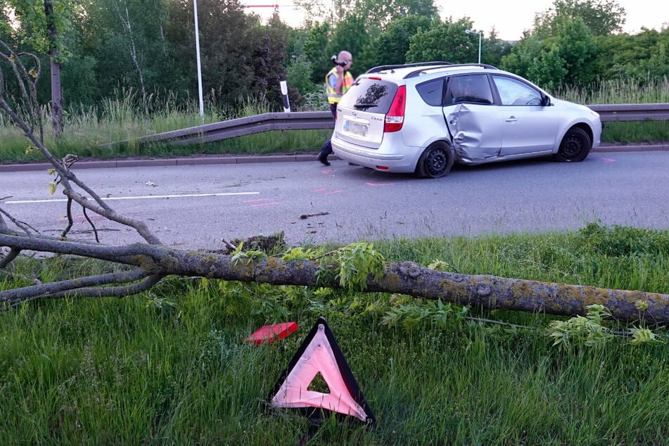 Der Hyundai knallte gegen einen Baum und gegen die Leitplanke.