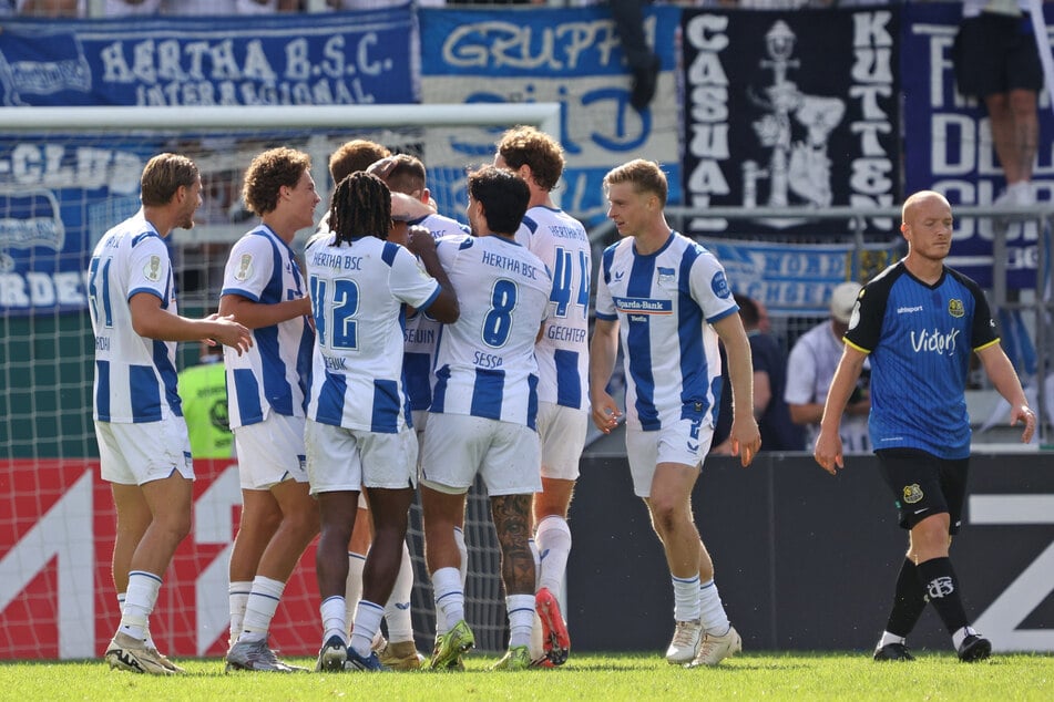 Alle Hertha-Stars zum Torschützen. Paul Seguin wird nach seinem Traumtor gefeiert.