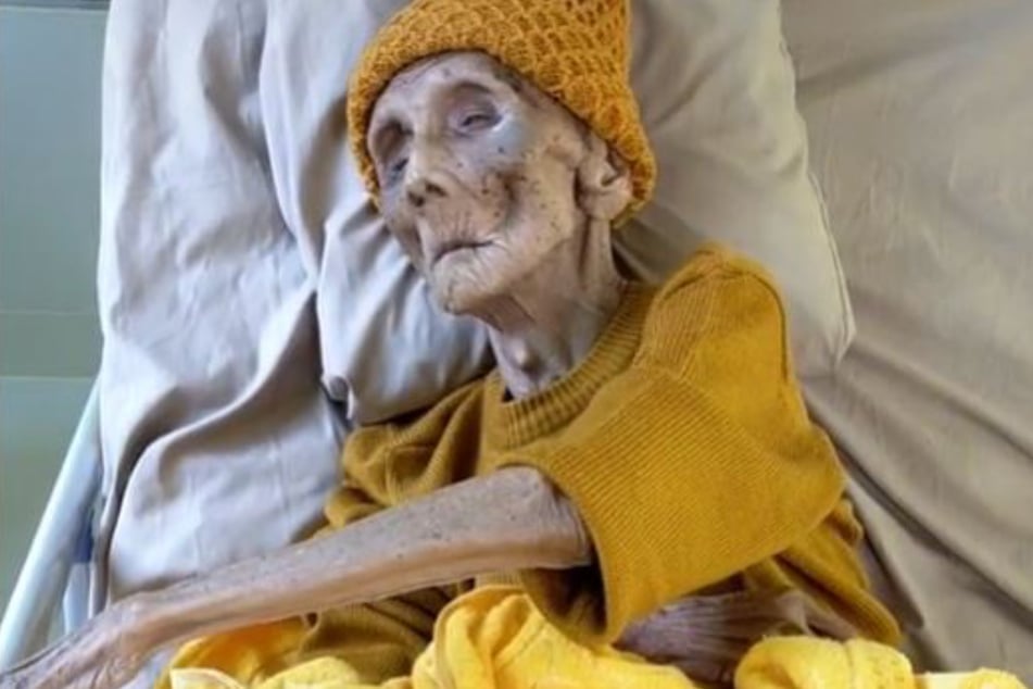 Luang Pho Yai (109) kuriert derzeit einen Hüftknochenbruch aus.