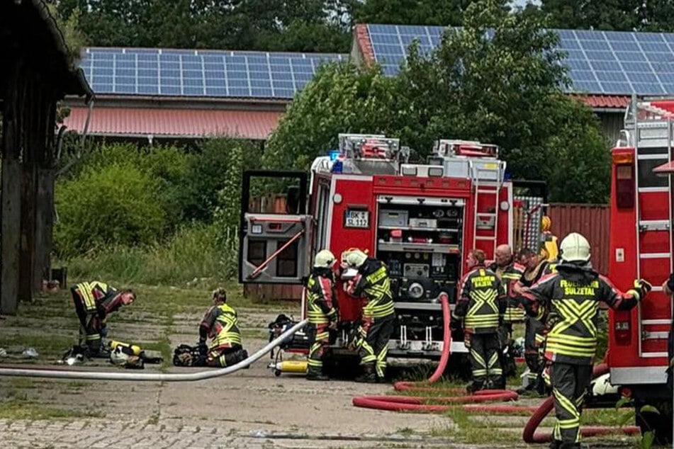 Lagerhalle mit Autos in Flammen: Hoher Schaden nach Brand in der Börde